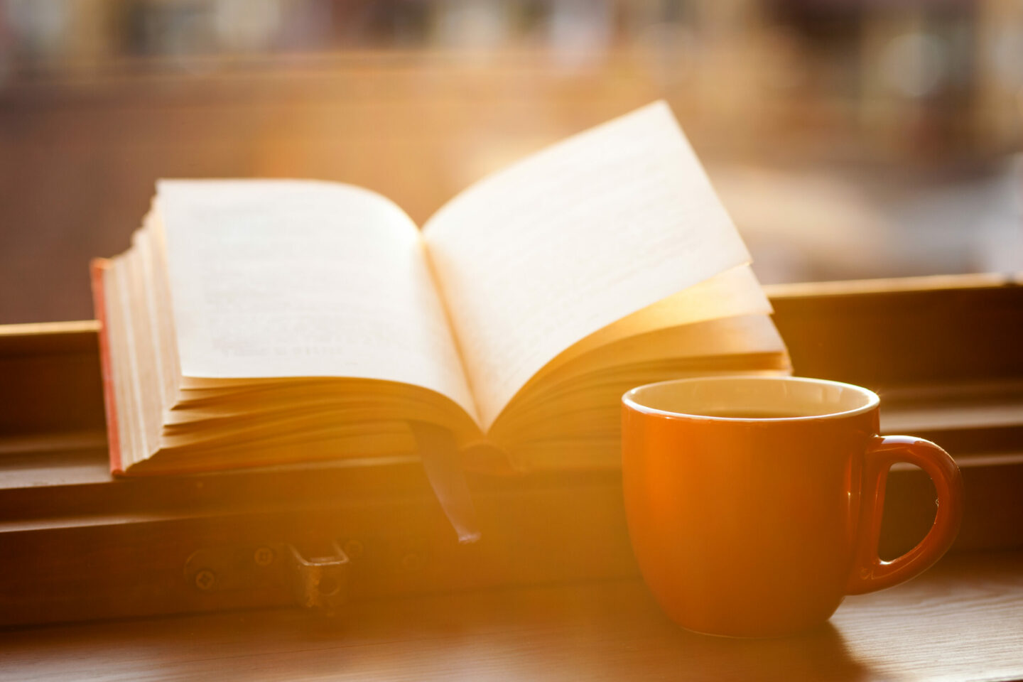 Buch mit Kaffeetasse