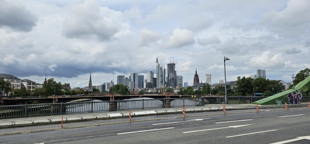 Skyline von Frankfurt am Main von den Mainbrücken aus.