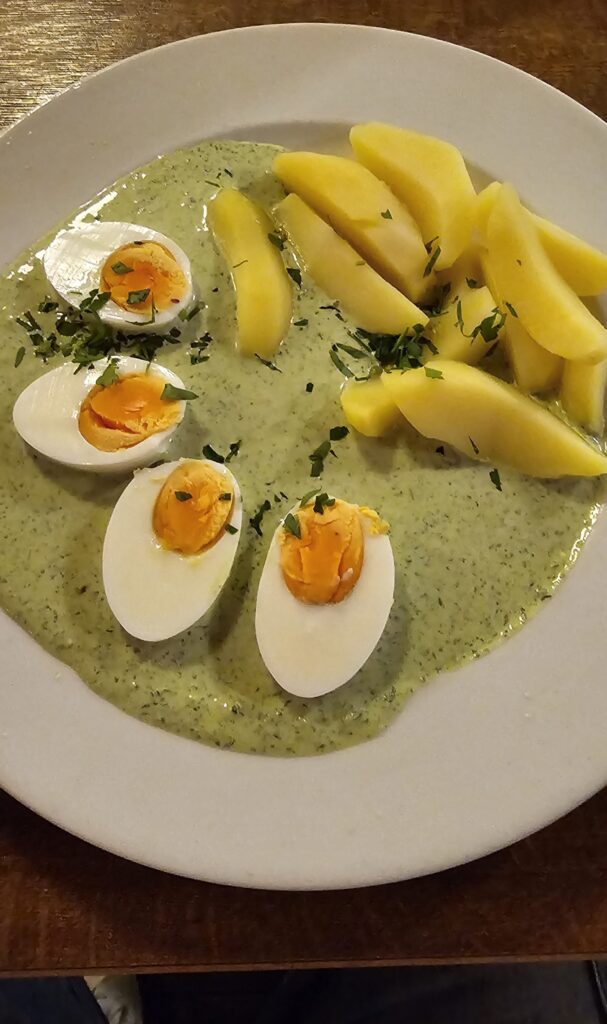 Frankfurter grüne soße mit Kartoffeln und Ei