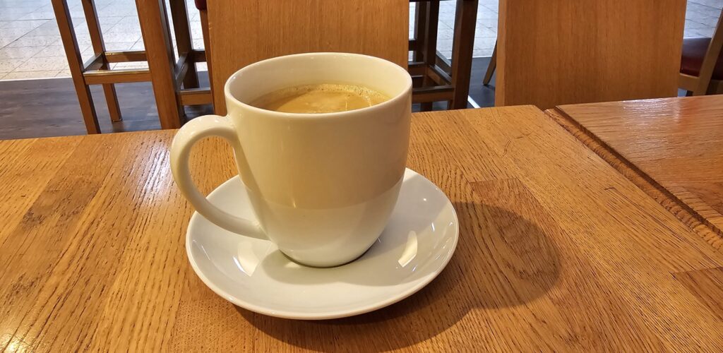 Kaffeetasse mit Kaffee auf Holztisch